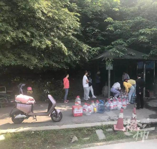 排队取水